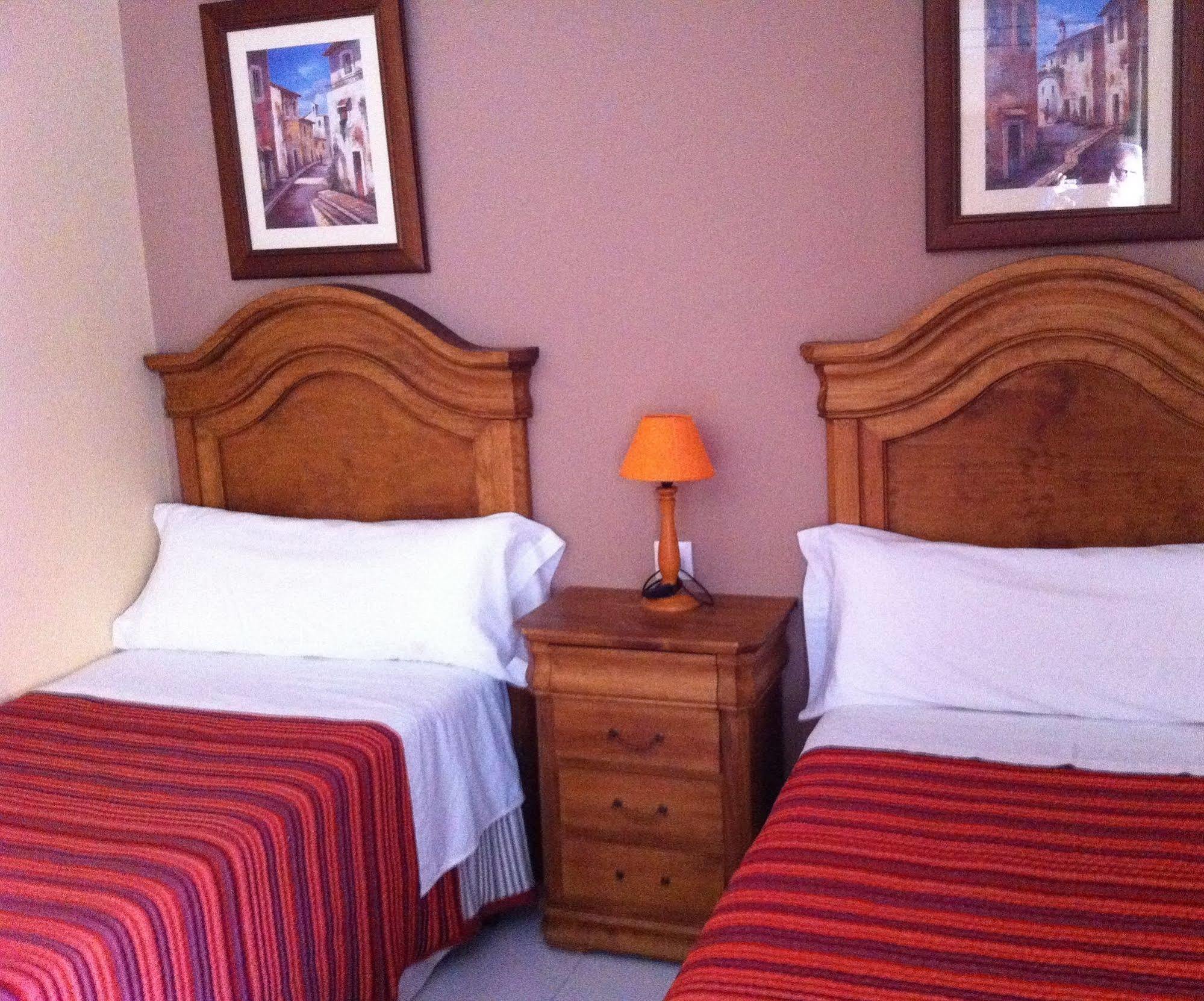 Hostal La Calzada Тарифа Экстерьер фото